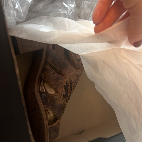 Agave Brown Sandals with Chunky Heel and Woven Design - Picture 3 of 5